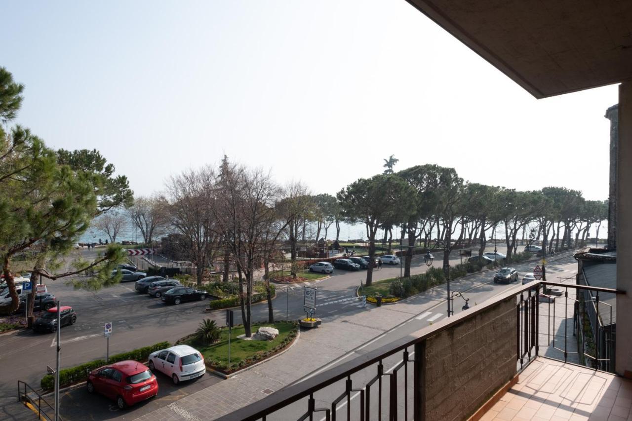 By The Lake Apartments - Centro Storico Дезенцано-дель-Гарда Экстерьер фото